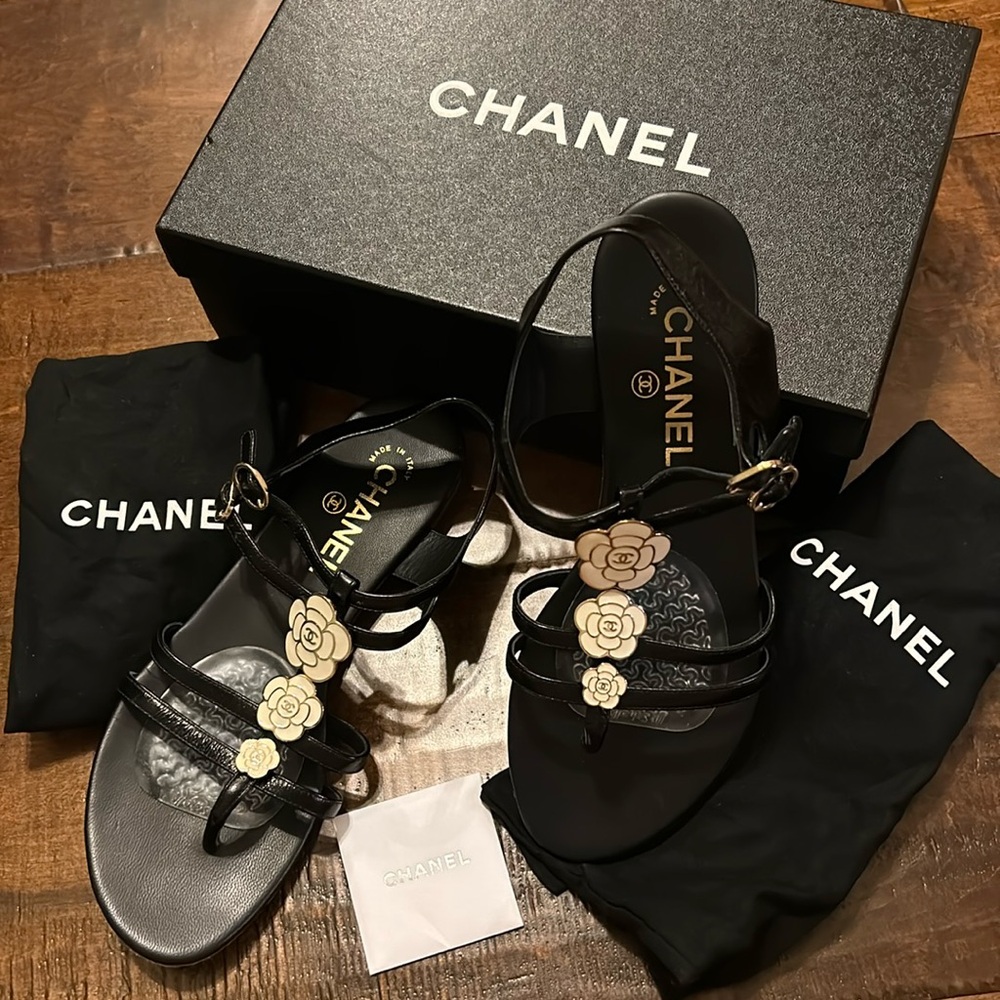 Chanel Sz 38 Made in Italy - sandals w/flowers (sz 8)